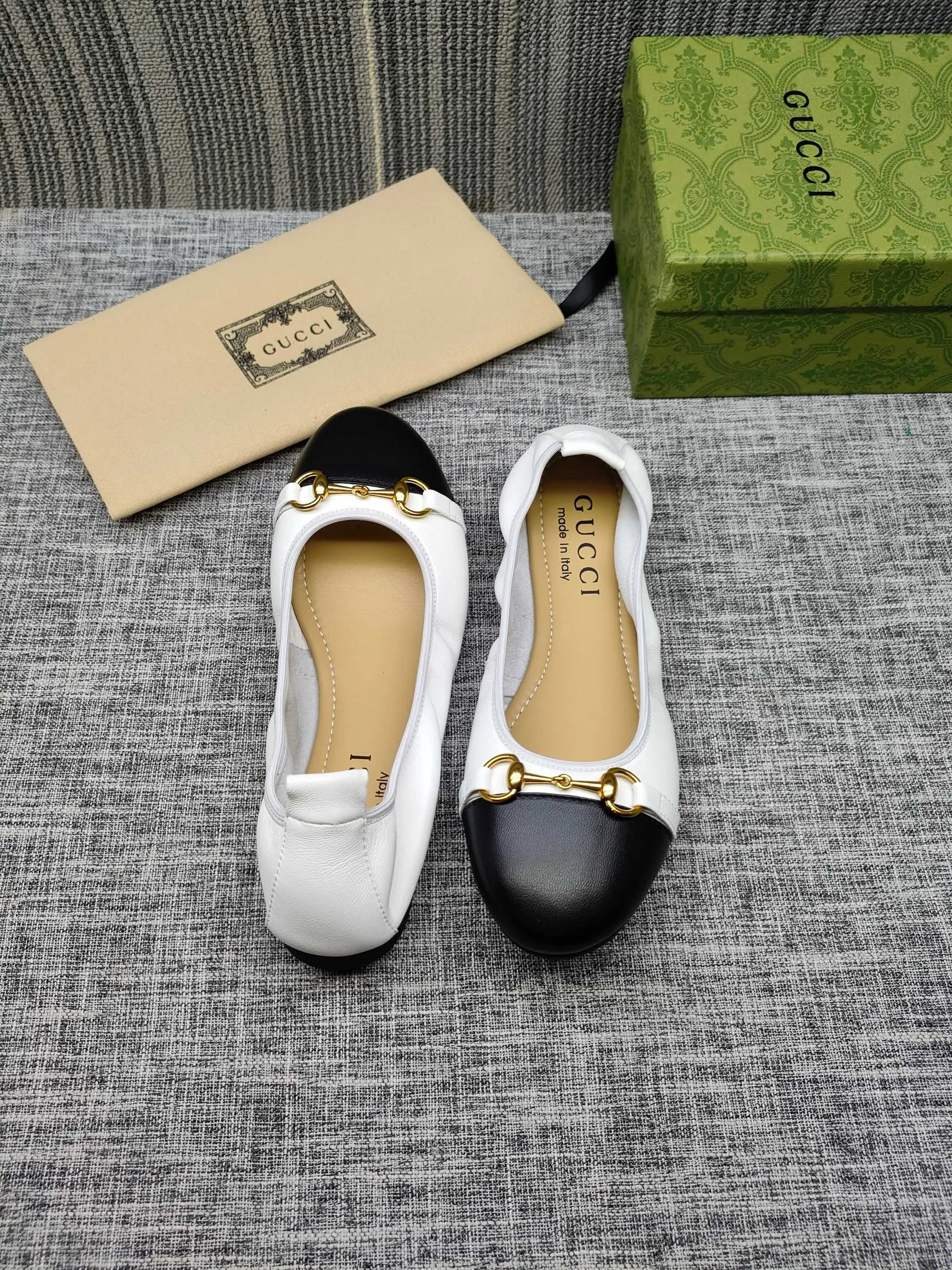 👟👟Ex-factory price 320👟👟 GUCCI's latest horsebit women's flat ballet shoes and egg roll shoes are super comfortable. The fabric is made of imported top-grade soft sheepskin. It is very comfortable on the feet and will not rub your feet. You can also roll it up and put it in your bag. It is easy to carry with you. The super soft soles are a must-have item for fairies whether you are going out for business, work, travel, shopping or at home. Fashionable and versatile, it is an indispensable pair of shoes for you. Fabric: Made of imported soft sheepskin Color: 6 colors available Outsole: PPC rubber outsole Size 34-42 (34.41.42 needs to be customized)